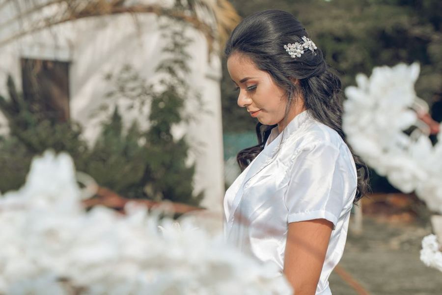 Noiva com decoração floral