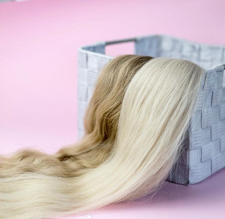 Extensões de cabelo loiro e castanho